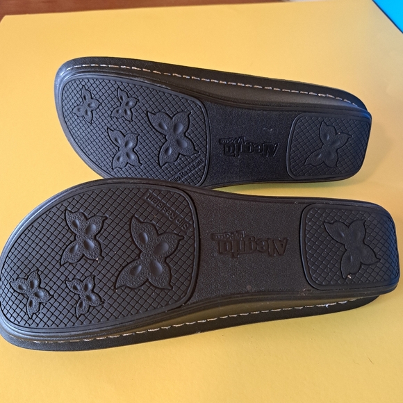 Alegria Hello Dolly Burgundy Shoes - Picture 4 of 5